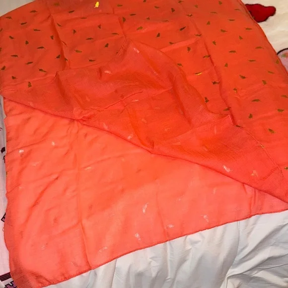 LERDU Coral Scarf with Gold Details - Picture 4 of 14